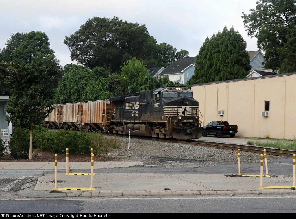 NS 9867 leads train P41-17 towards Glenwood Yard